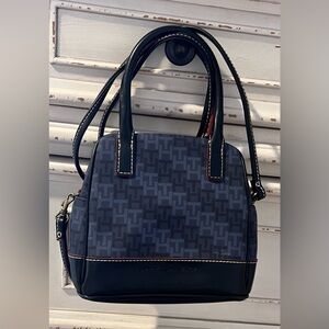 Absolutely adorable Tommy Hilfiger small satchel or crossbody 😍